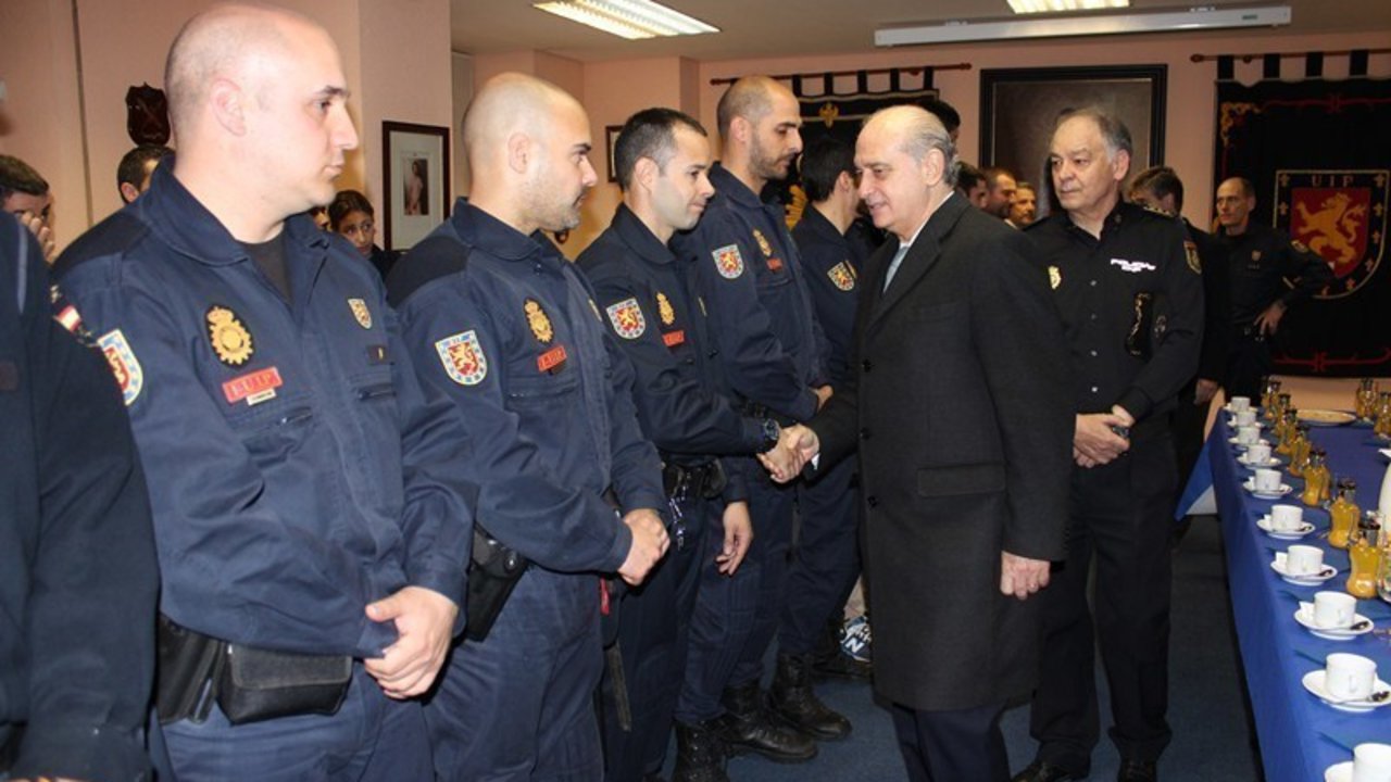 El ministro del Interior, Jorge Fernández Díaz, saluda a agentes de las UIP en la sede de Moratalaz (Madrid).