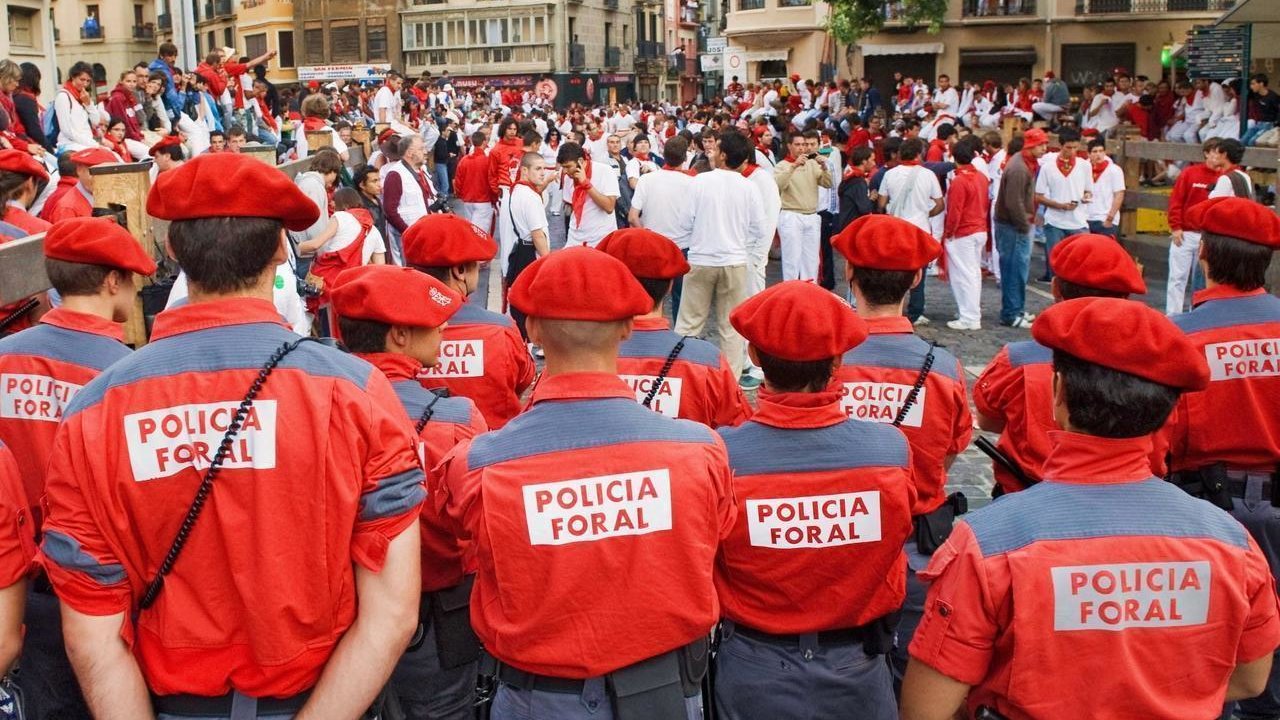 Agentes de la Policía Foral de Navarra en los Sanfermines de Pamplona.