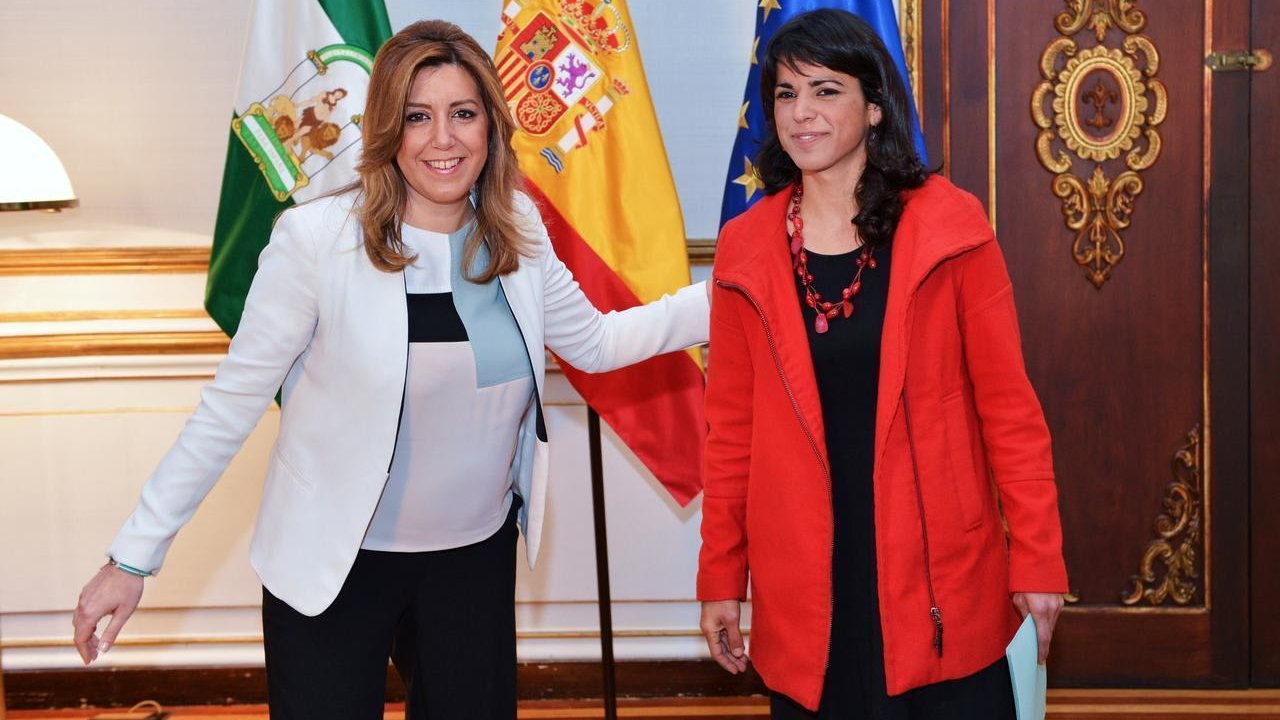 La candidata socialista, Susana Díaz, con Teresa Rodríguez, de Podemos.