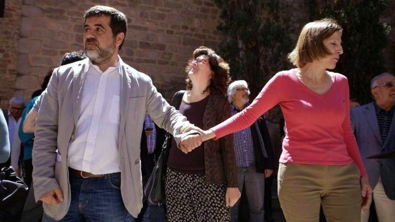 Jordi Sànchez y Carme Forcadell, en el acto de relevo en la presidencia de la Assemblea Nacional Catalana.