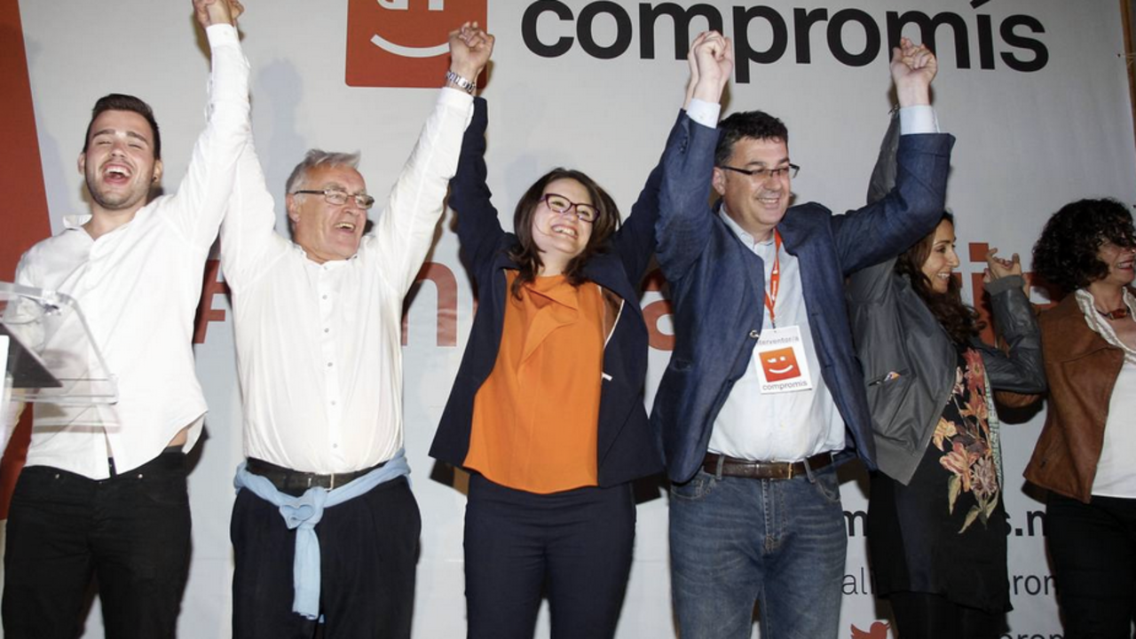 Mónica Oltra y otros candidatos de Compromís celebran los resultados electorales.