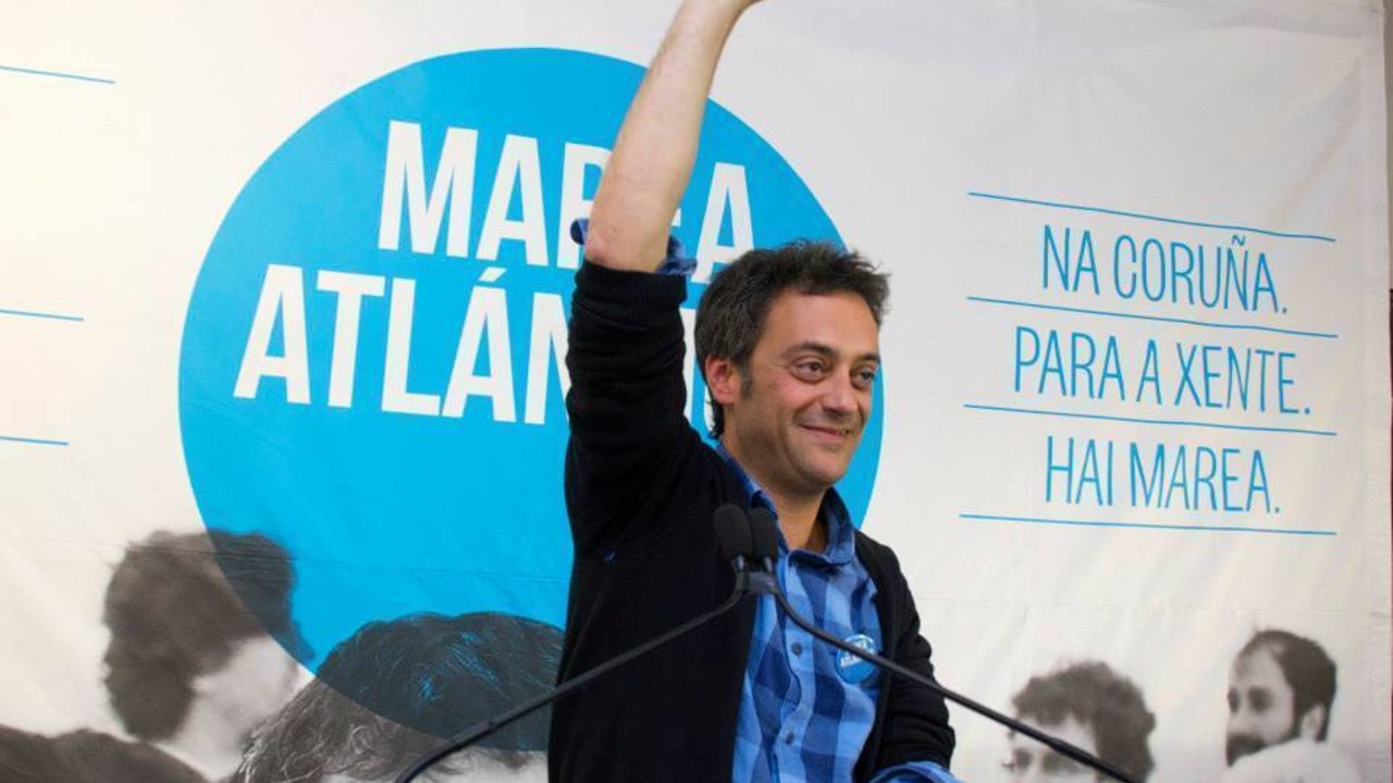 El líder de Marea Atlántica, Xulio Ferreiro, celebra los resultados la noche electoral