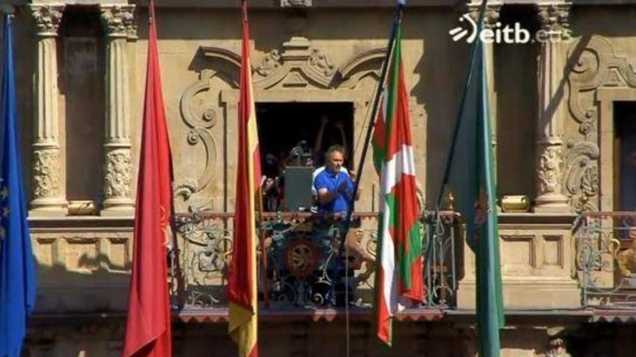 El alcalde de Pamplona, José Antonio Asirón (Bildu), coloca la ikurriña vasca en el balcón del ayuntamiento.