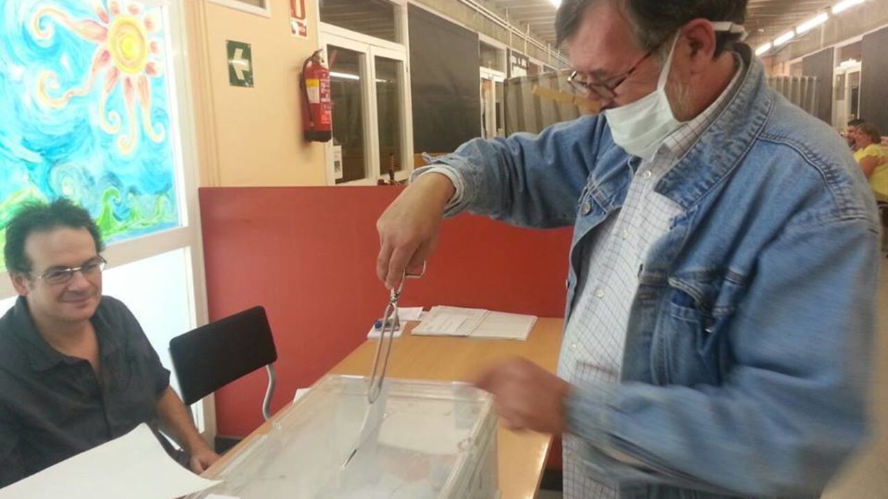 Votante crítico de Podemos el 27-S. (Fotografía de Artemio Arty Segurana)