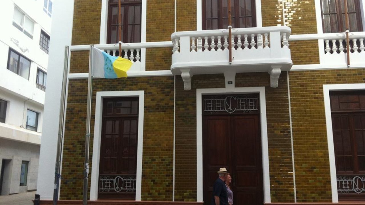La bandera nacionalista canaria en la fachada de la antigua Casa Cabildo (Fuente: Coordinadora 22 de octubre Lanzarote)