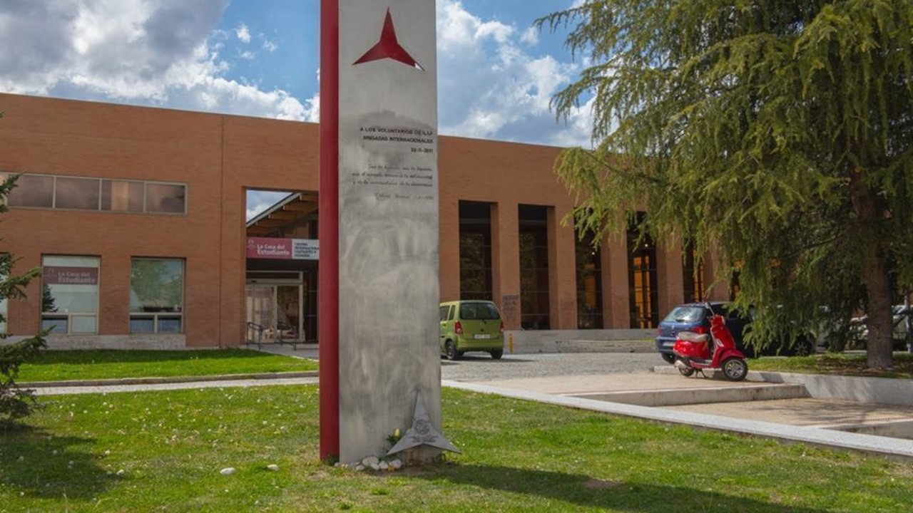 Monumento a las Brigadas Internacionales en la Universidad Complutense de Madrid. (Fotografía: Brigadas Internacionales)