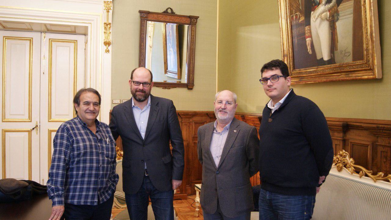 El alcalde de Santiago con representantes de Europa Laica (Fotografía: Compostela Aberta)