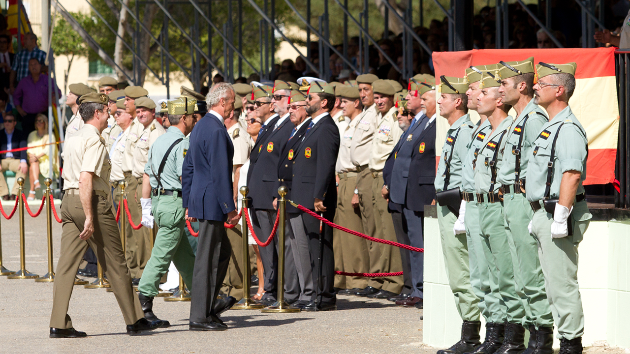 Acto en una base de la Legión con presencia de legionarios de honor (Fotografía: Ángel Molinero).