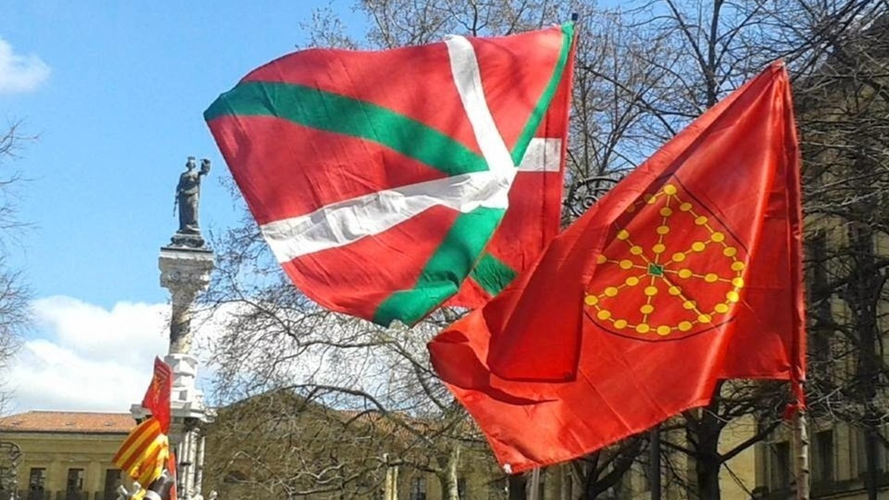 Manifestación independentista con la ikurriña vasca y la bandera de Navarra.