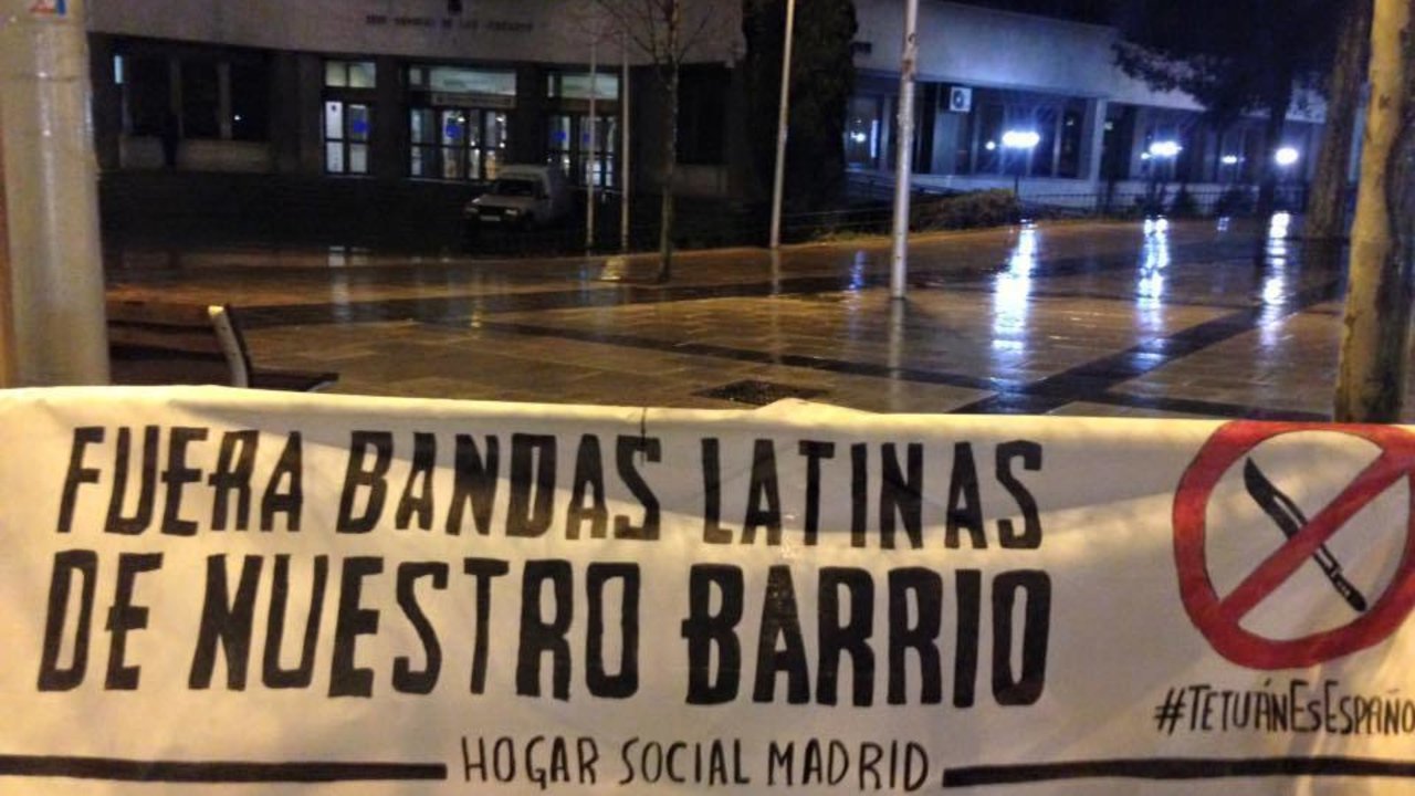 Pancartas colocadas por el Hogar Social Madrid contra las bandas latinas.