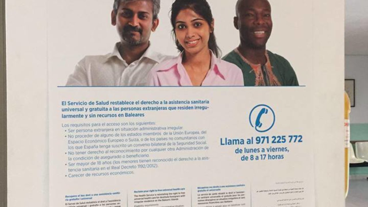 Cartel informativo en un centro de salud de Baleares.