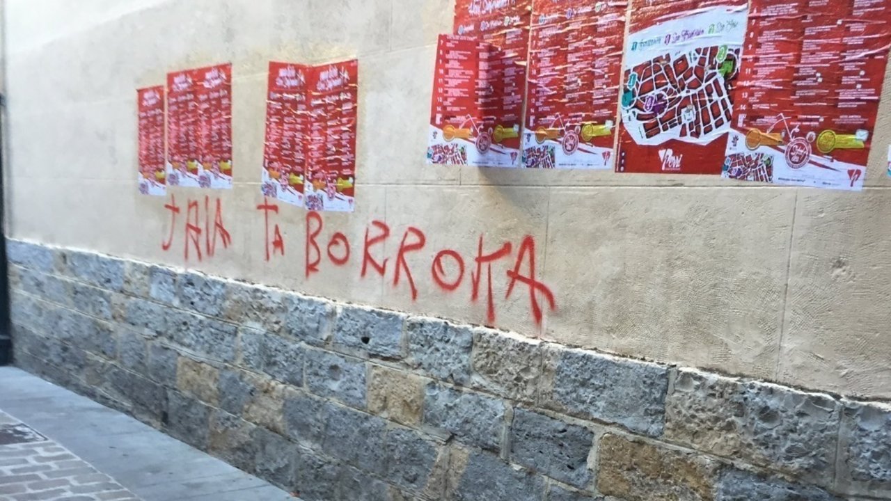 Pintada en el Casco Viejo de Pamplona (Foto: @ahoraloveremos).