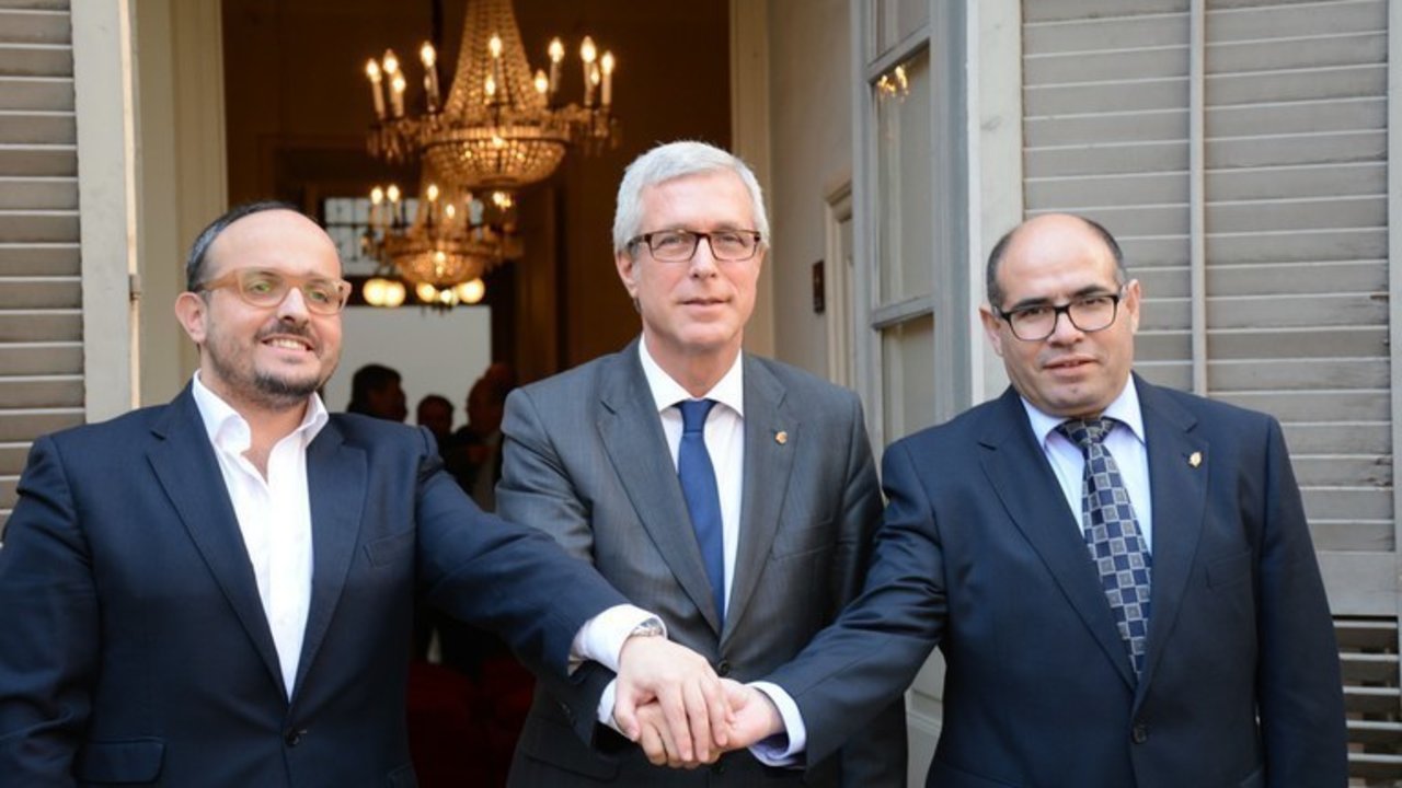 Alejandro Fernández (PP), Josep Félix Ballesteros (PSC) y Josep María Prats (Unió) rubrican el acuerdo en Tarragona.