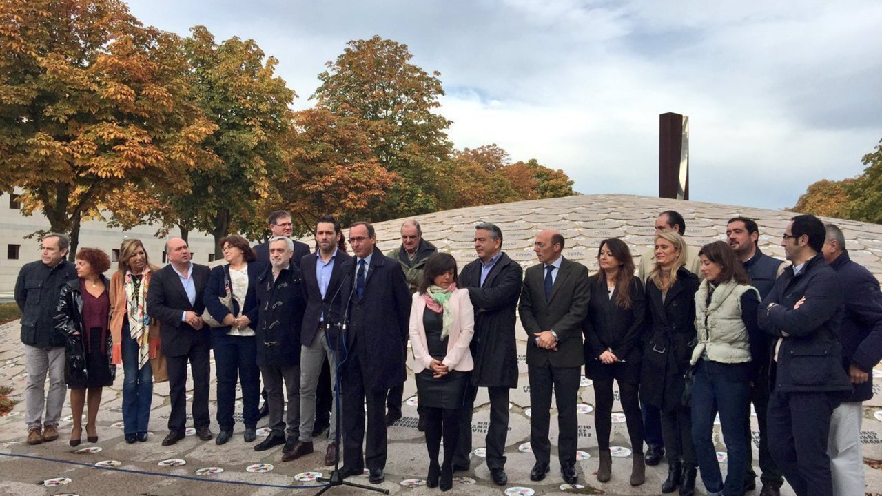Dirigentes del PP vasco, en el monumento a las víctimas del terrorismo en Vitoria.