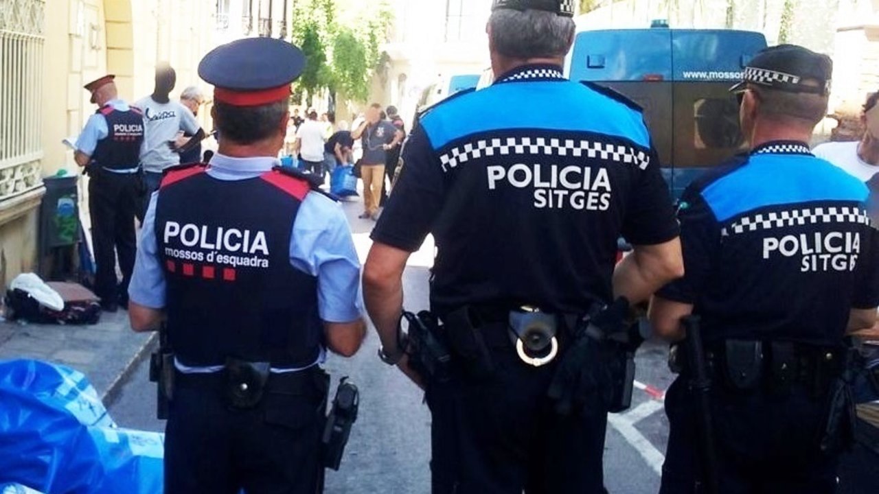 Agentes de los Mossos d'Esquadra y la Policía Local de Sitges.