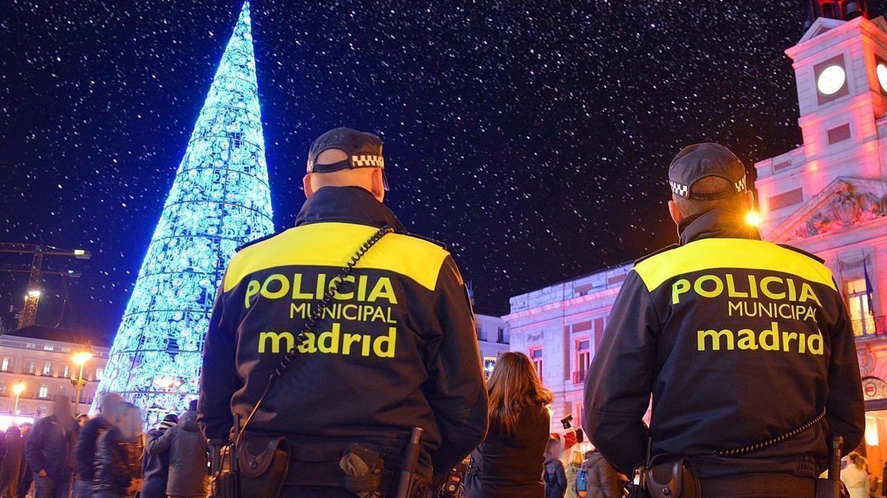 Policías municipales en la Puerta del Sol de Madrid.