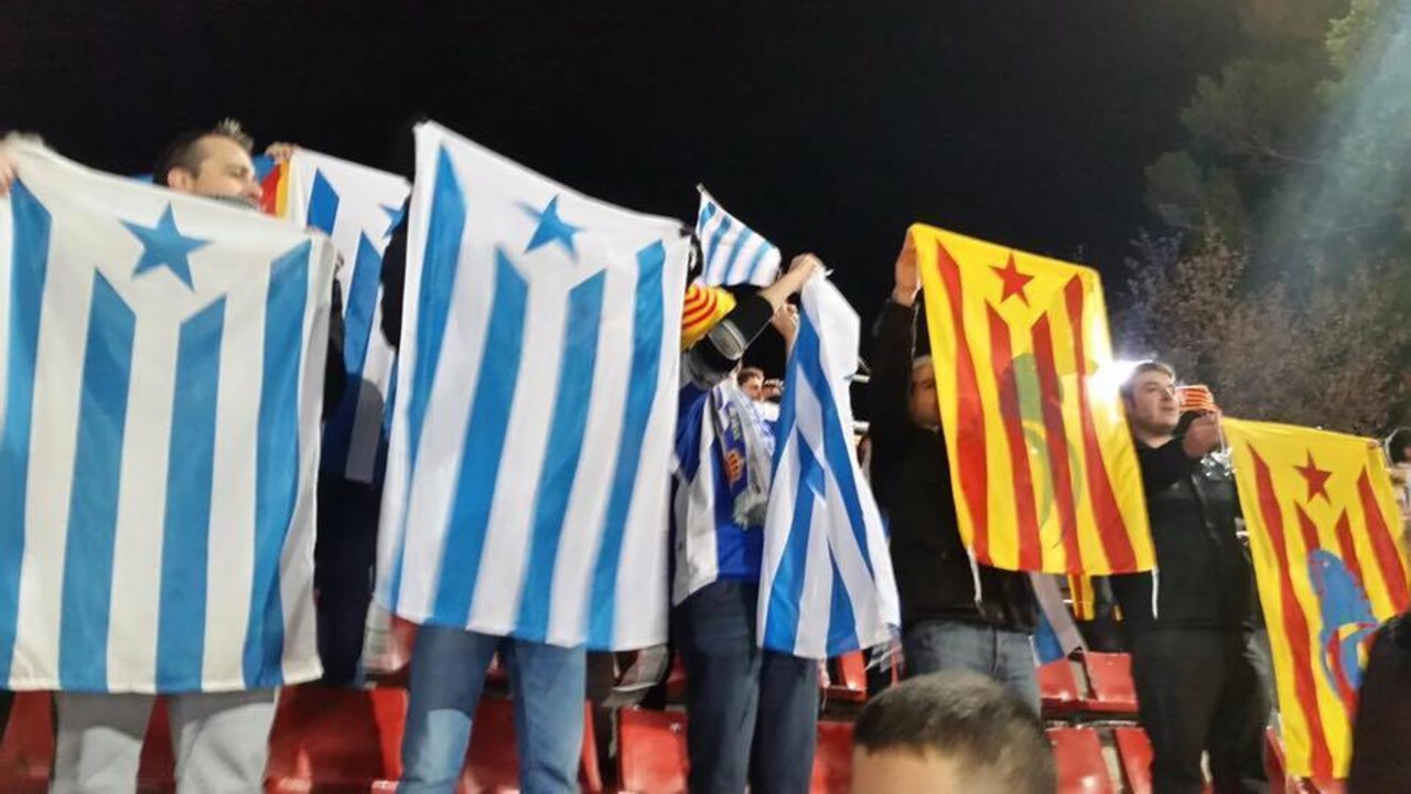 Aficionados del RCD Espanyol con esteladas blanquiazules.