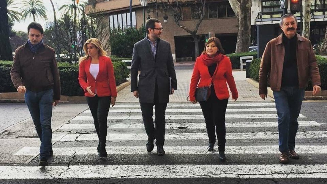 Javier Maroto, Isabel Bonig y otros dirigentes del PP cruzan una calle en Valencia.