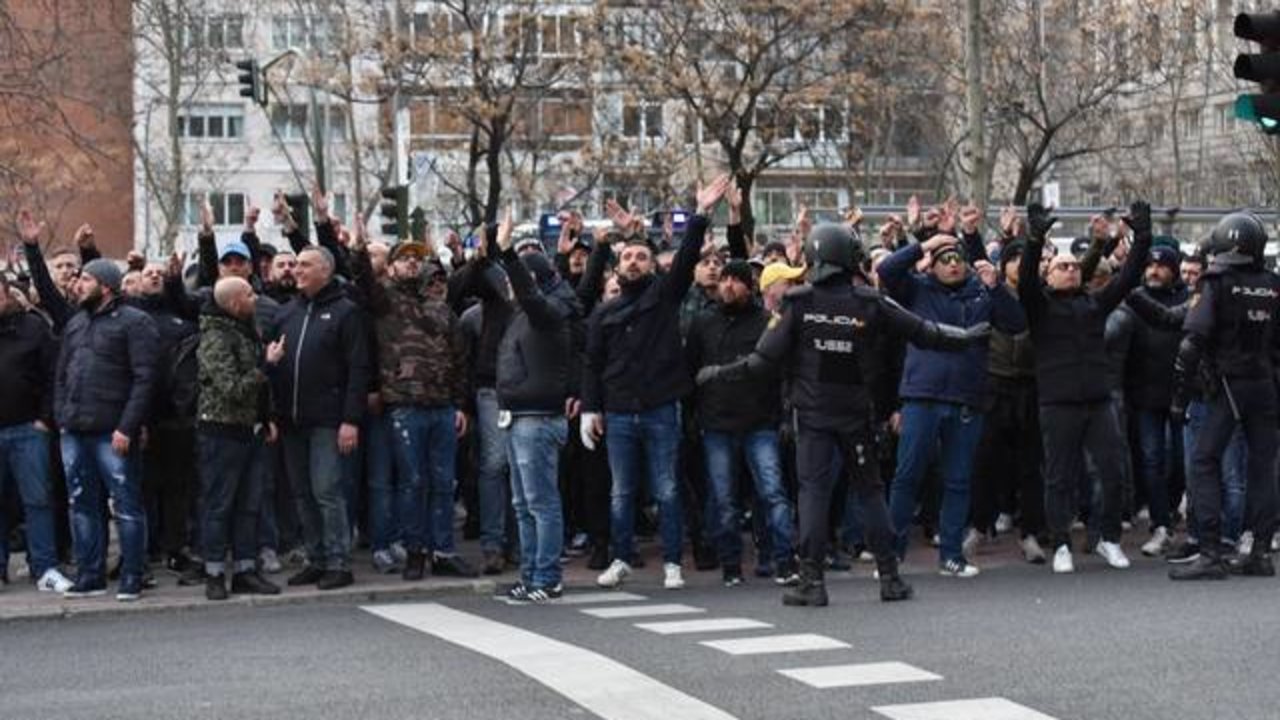 Ultras del Nápoles, controlados por la Policía junto al Estadio Santiago Bernabéu.