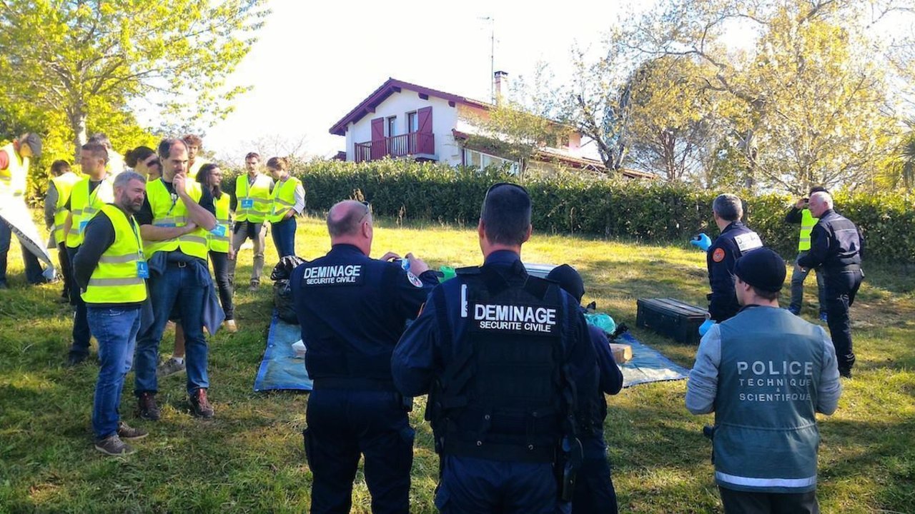 Policías franceses inspeccionan uno de los zulos entregados por ETA.