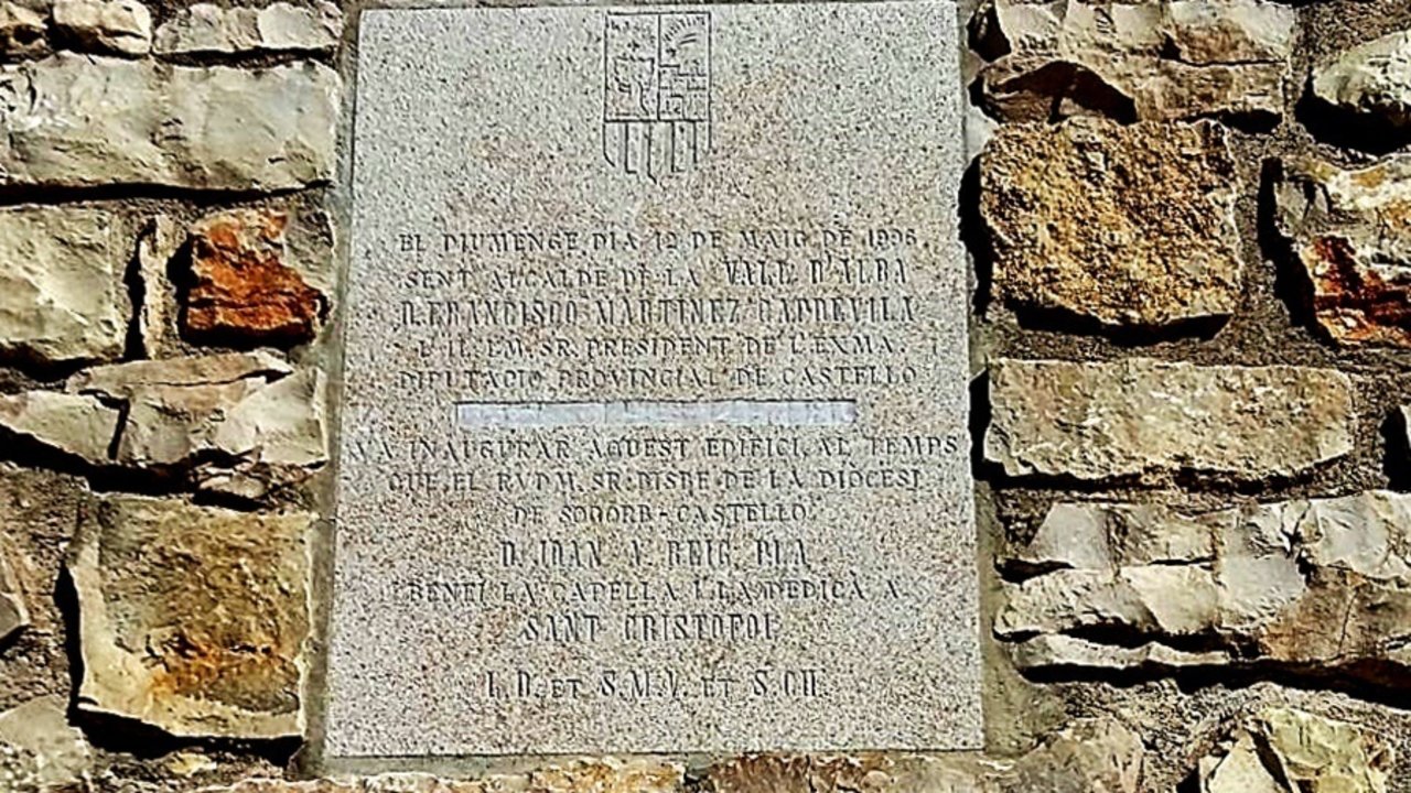 Placa con el nombre tapado de Carlos Fabra en Valle d'Alba (Castellón).