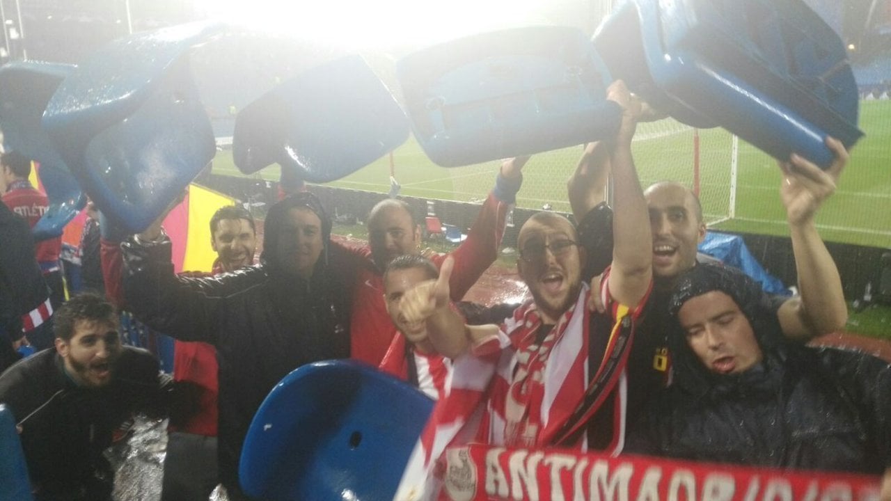 Aficionados del Atlético de Madrid con butacas arrancadas del Calderón.