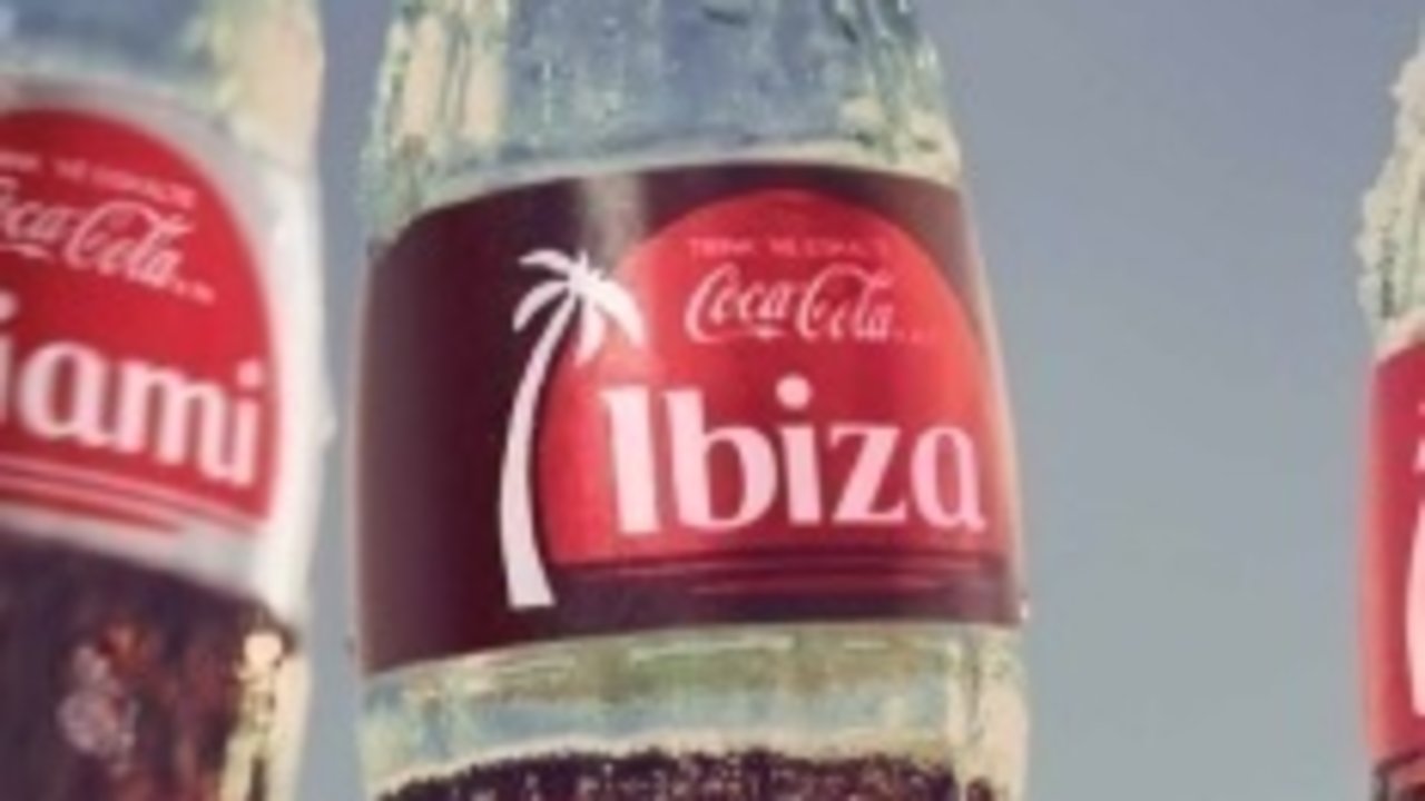 Coca-Cola con el nombre de Ibiza en la etiqueta.