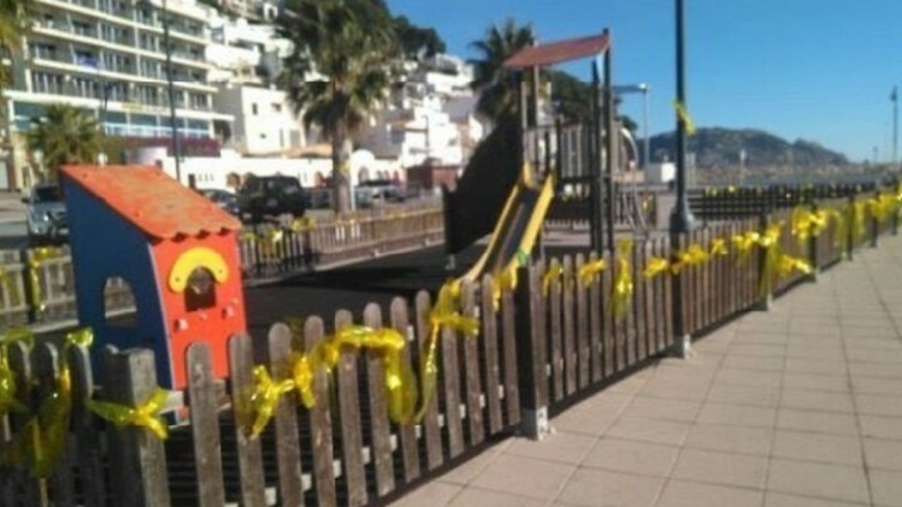 Lazos amarillos en una zona infantil de Estartit (Girona)