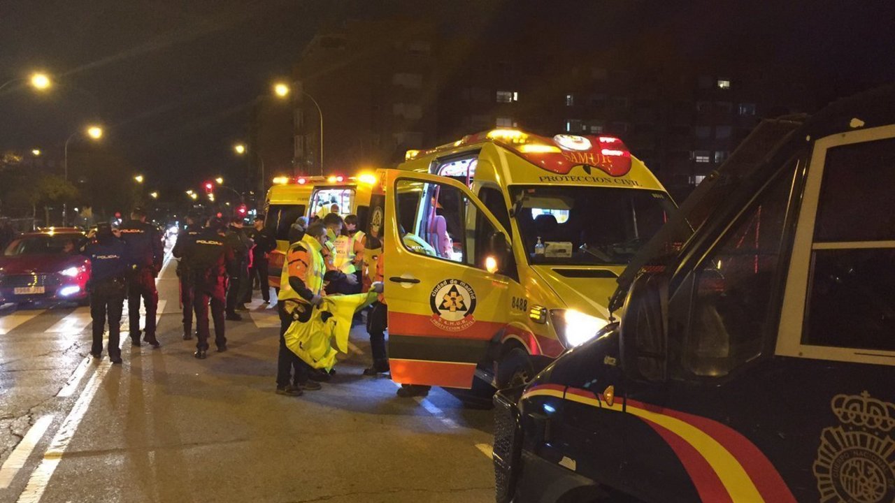 Los servicios de emergencias atienden al hincha del Atlético apuñalado por otro ultra.