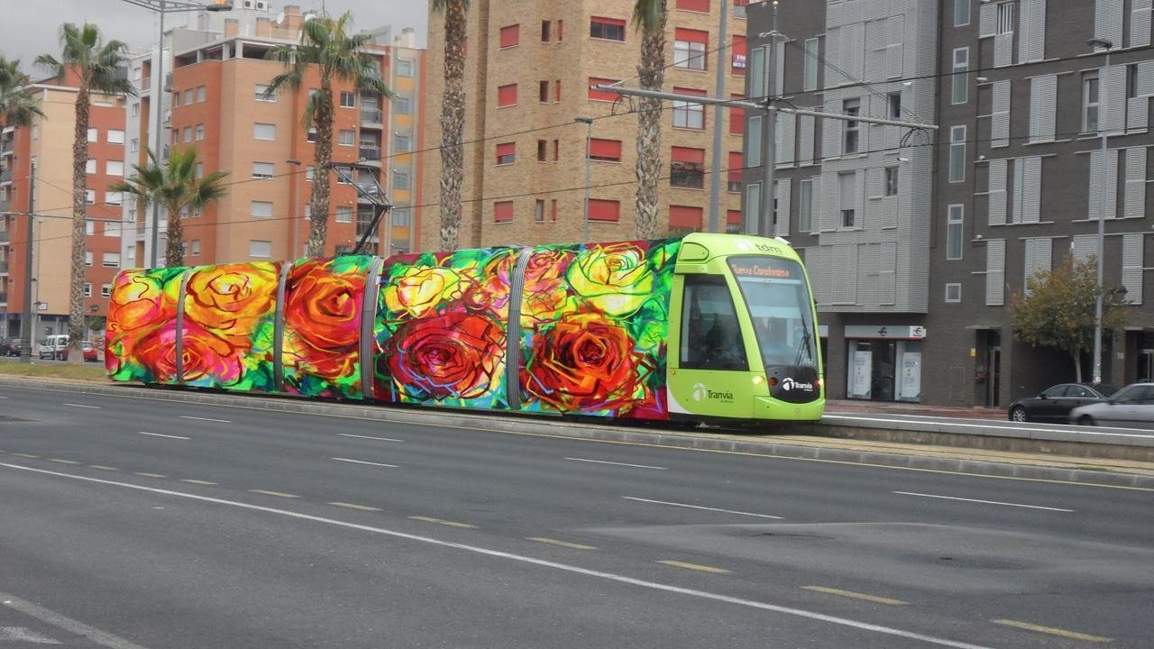 Un tranvía en Murcia con el decorado artístico de Muher