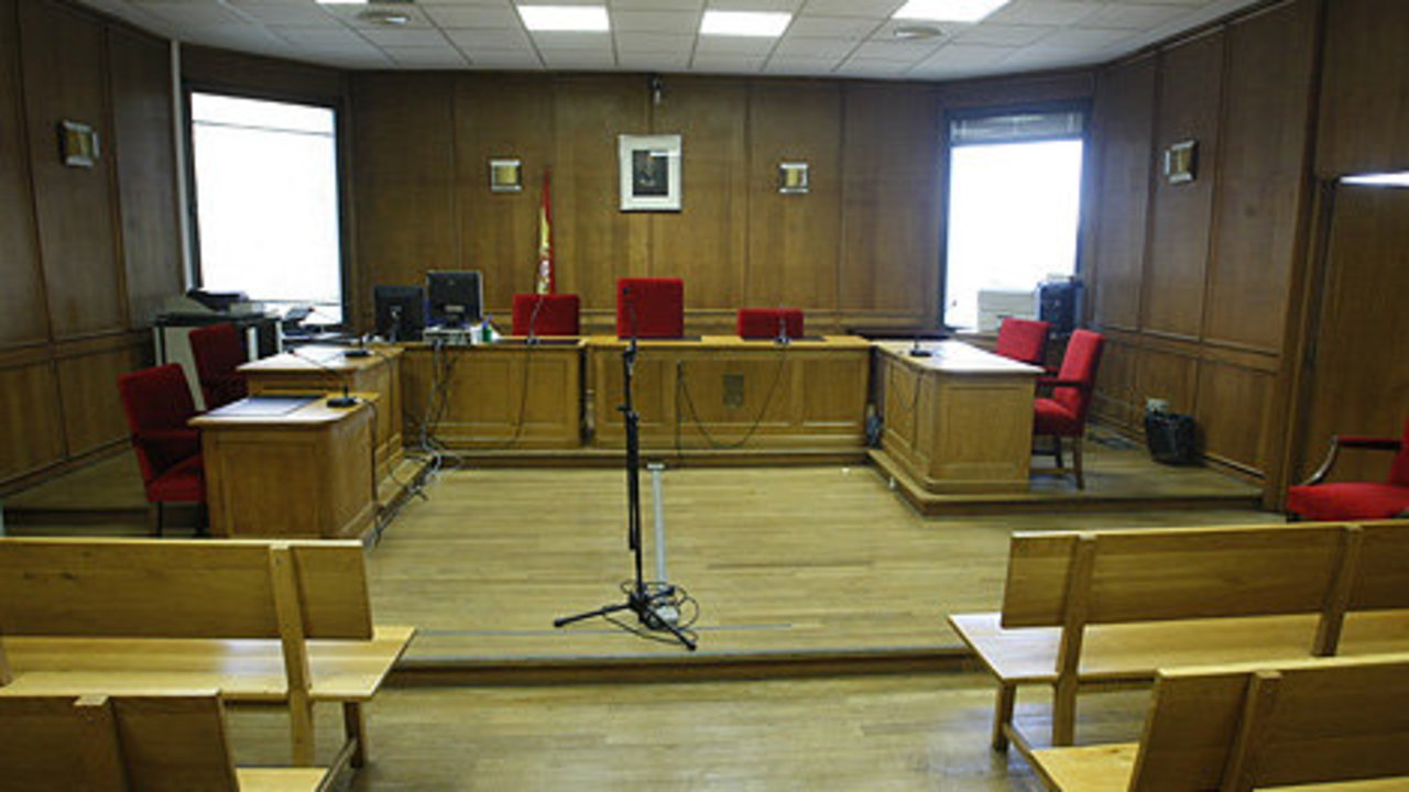 La sala de un juzgado.