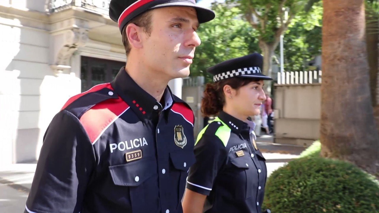 Agentes de los Mossos y la Guardia Urbana de Cataluña.