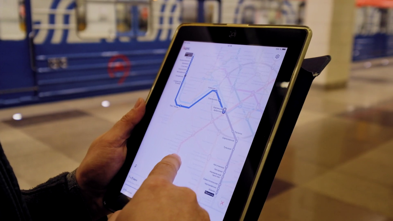 Viajero consultando un mapa de Metro en una tableta electrónica.