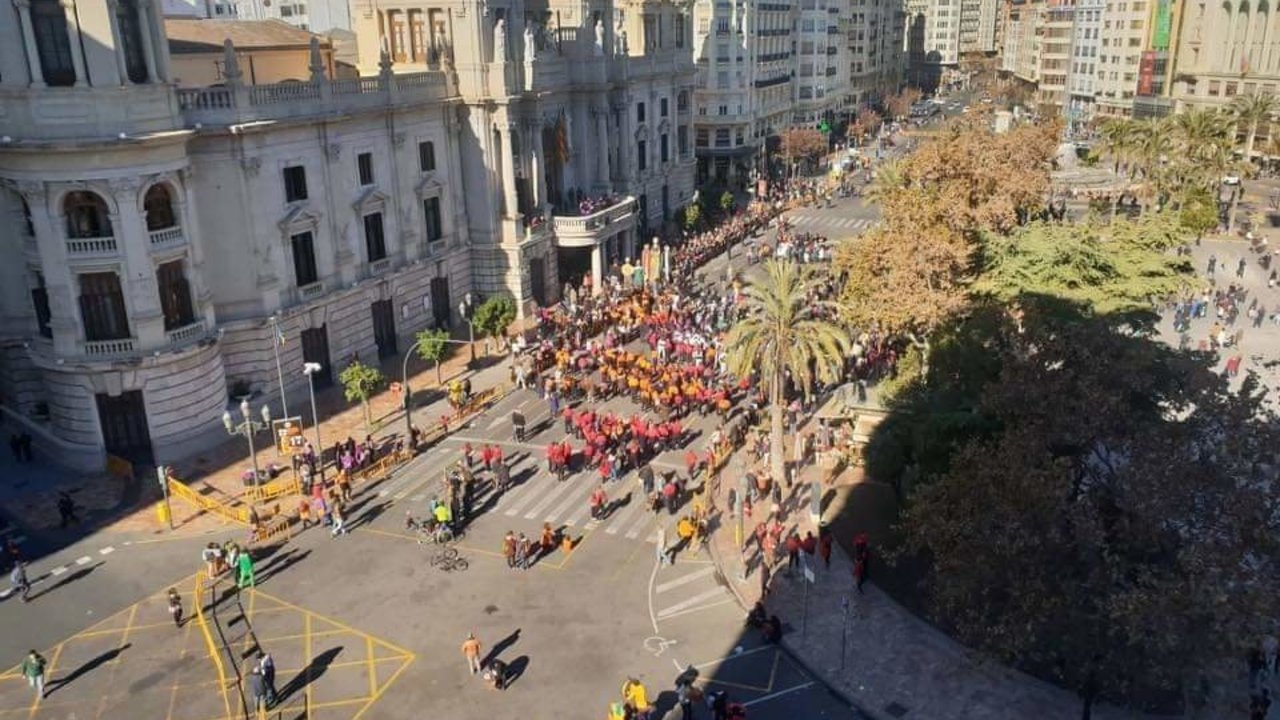Imagen aérea de la Cabalgata de las Magas en Valencia.