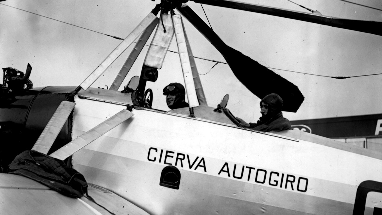Imagen de Juan de la Cierva (i), pilotando su autogiro.