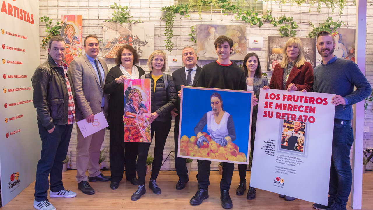 Los pintores finalistas del certamen de bellas artes, organizado con motivo de la cuarta edición del Día del Frutero, acompañados de las instituciones participantes.
