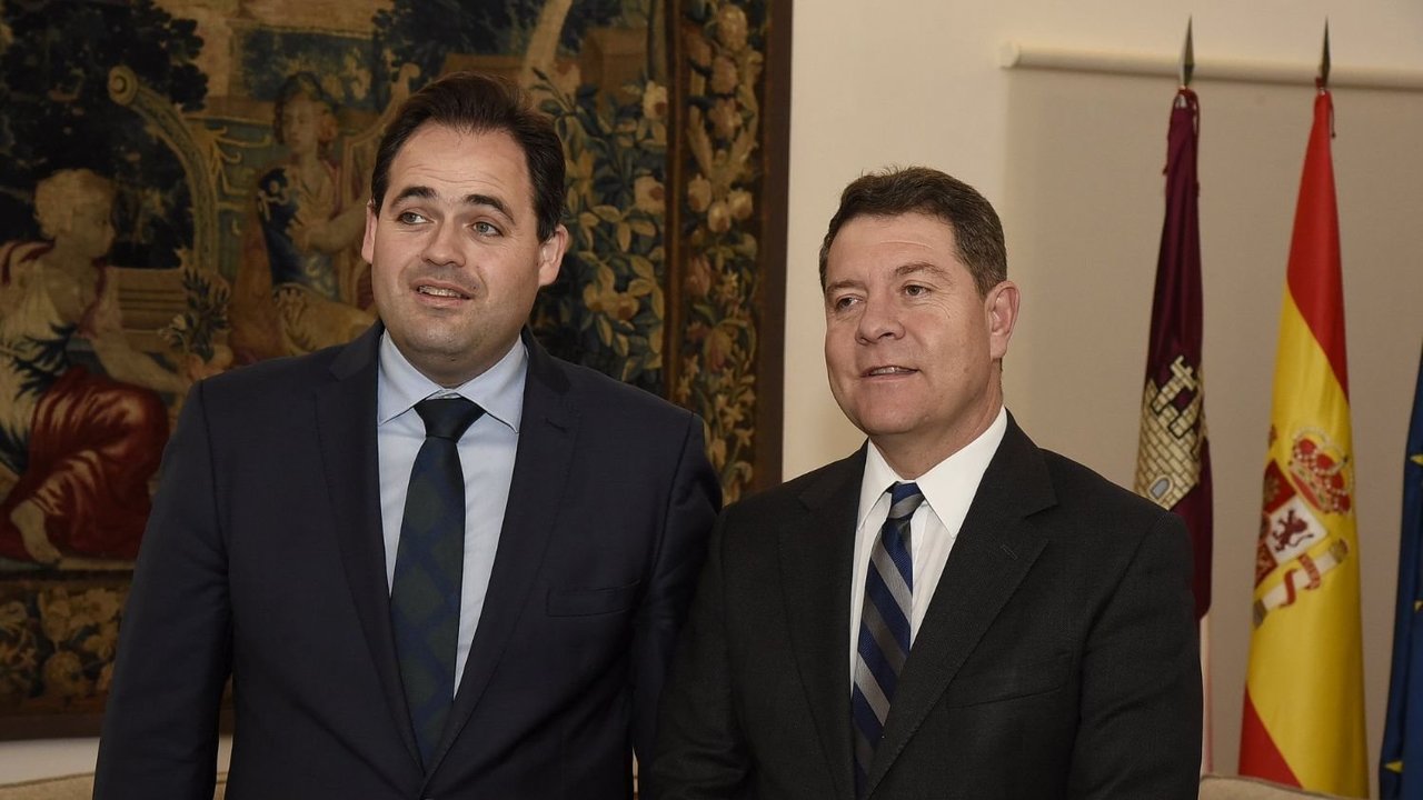 Los delegados del PP y PSOE en Castilla-La Mancha: Francisco Núñez (izqda) y Emiliano García-Page (dcha).