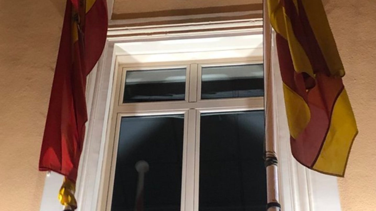 Imagen compartida por Vox en la que se ve la bandera nacional enrollada en el ayuntamiento de Blanes.