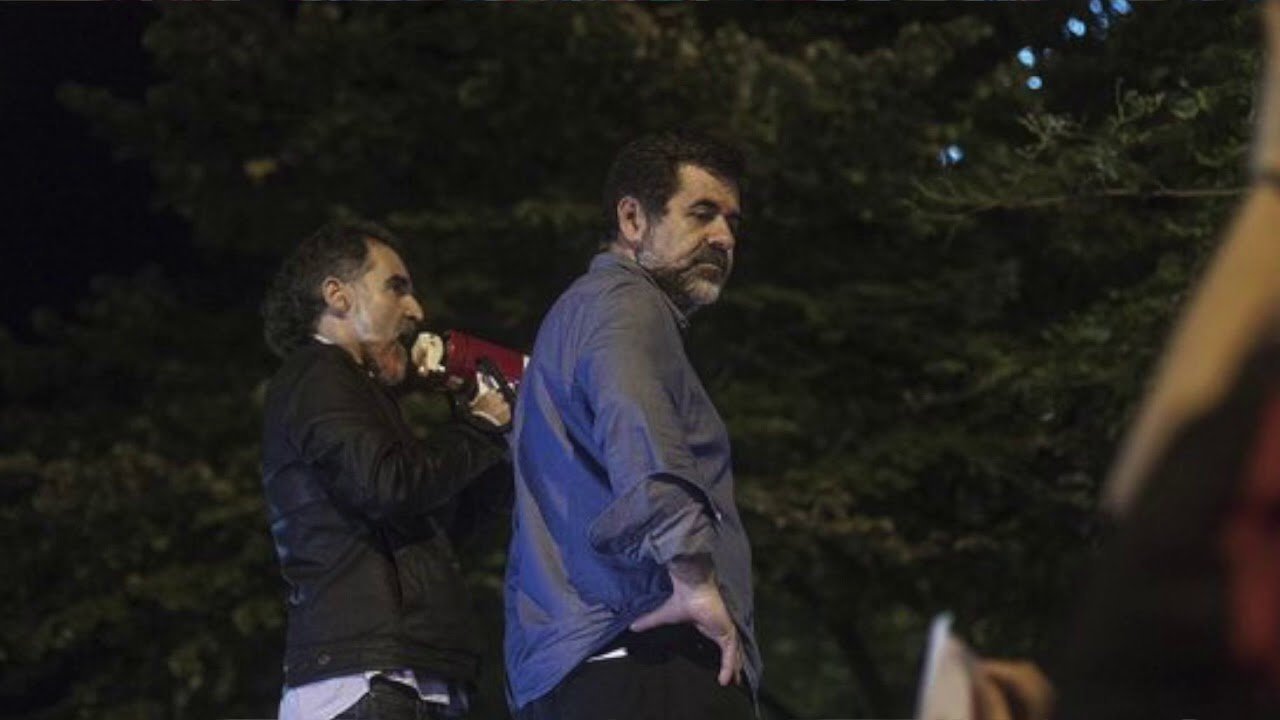 Jordi Cuixart (i) y Jordi Sànchez  (d) se dirigieron a los manifestantes desde un coche de la Guardia Civil, el 20 de septiembre de 2017.