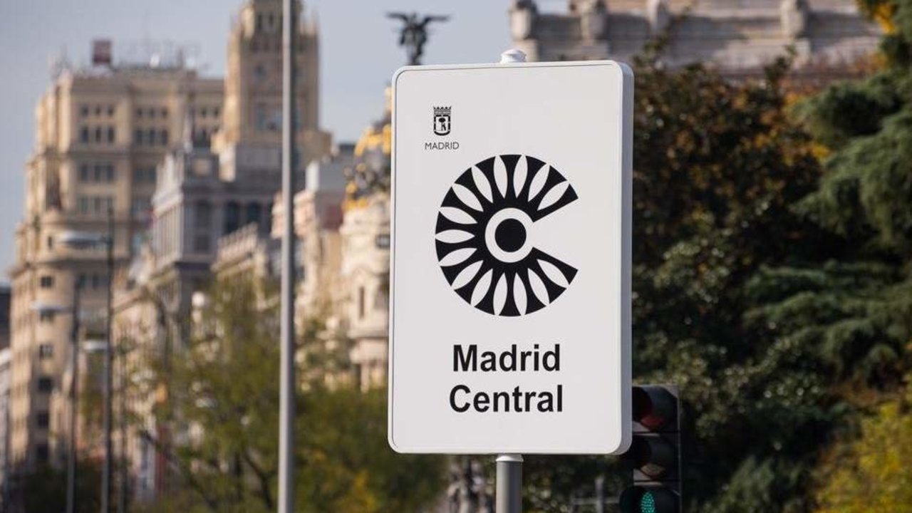 Cartel delimitando una zona de Madrid Central.