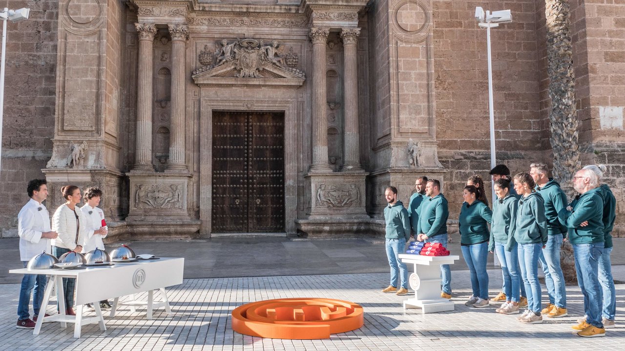 El jurado y los concursantes de Masterchef, frente a la catedral de Almería.