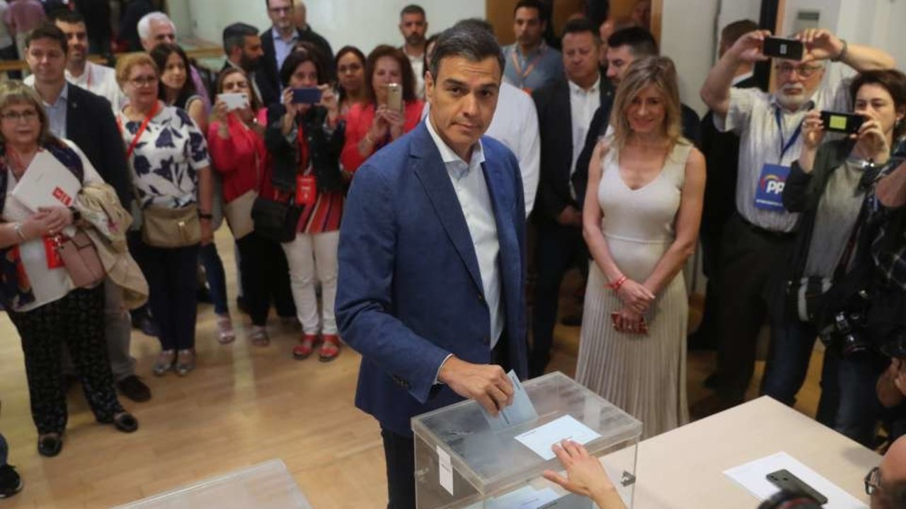 Pedro Sánchez vota en su colegio electoral.