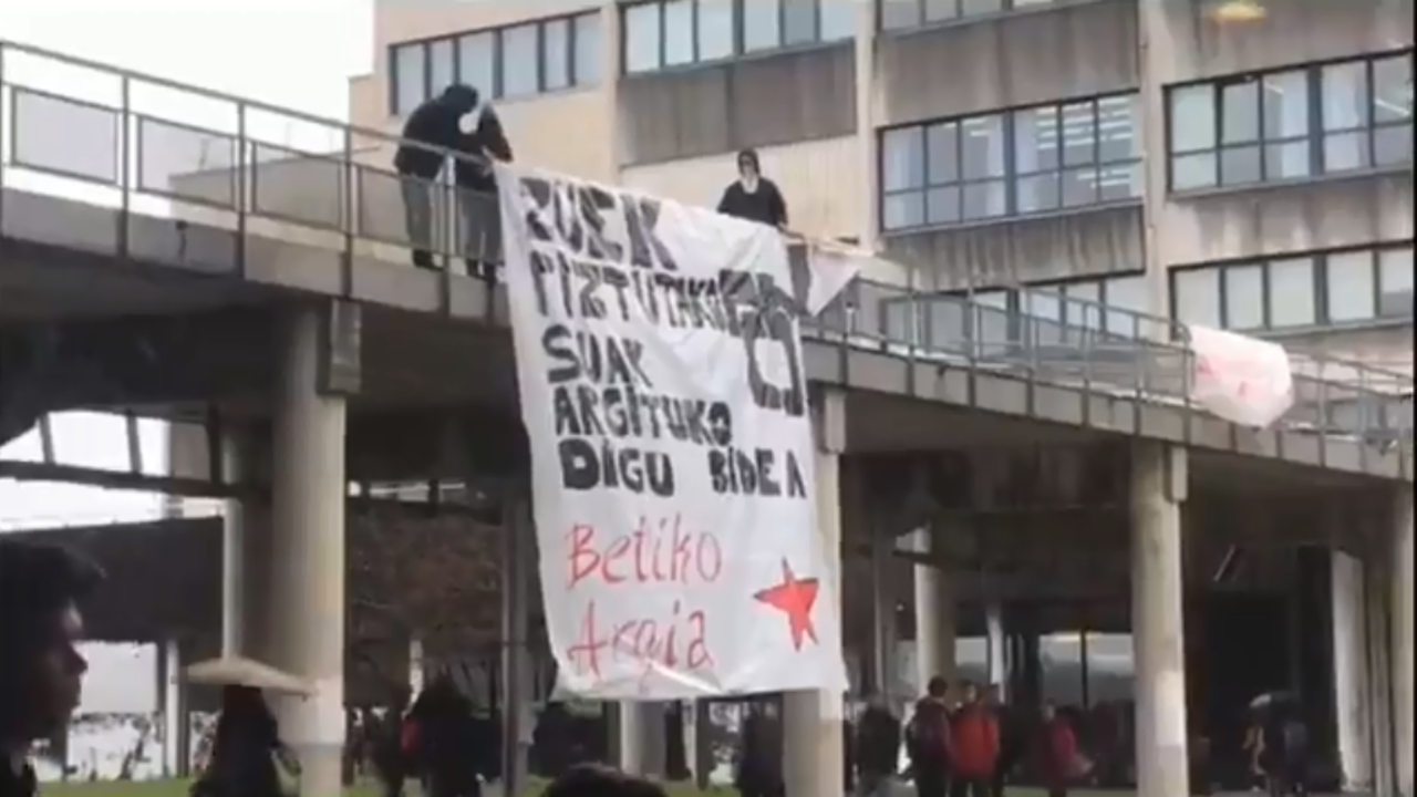 Pancarta en la Universidad del País Vasco