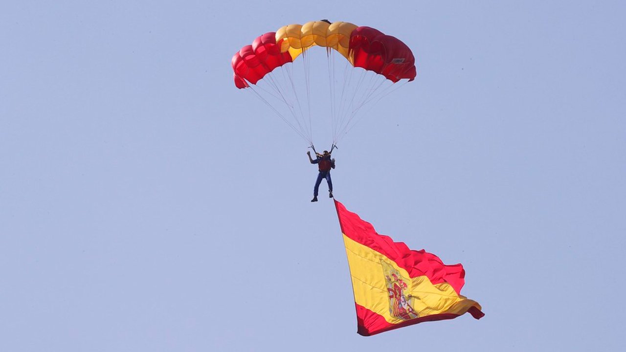Homenaje a la bandera española en el 12 de octubre