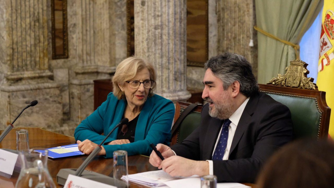 El ministro de cultura, José Manuel Rodríguez Uribes, junto a Manuela Carmena