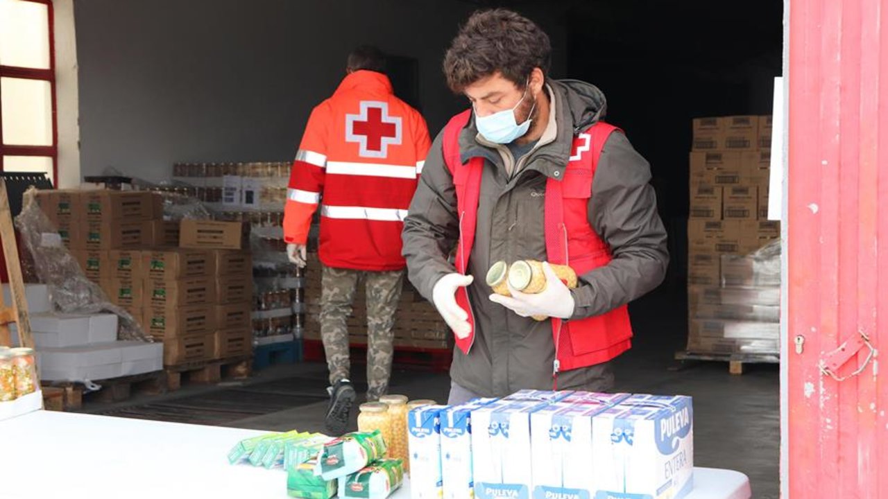 Un voluntario de Cruz Roja Madrid colocando alimentos