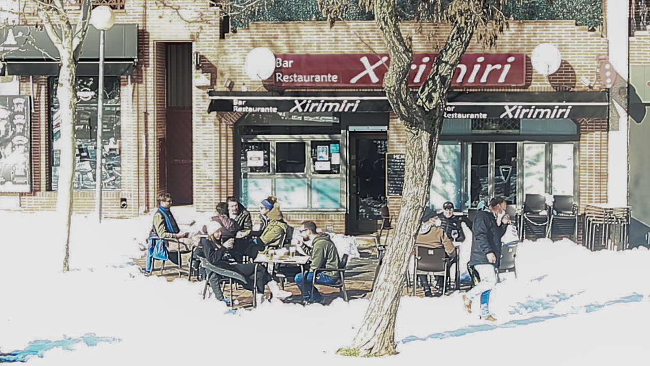 Varias personas en terrazas de bares entre la nieve en Pozuelo de Alarcón, Madrid (España) a 11 de enero de 2021. (2)