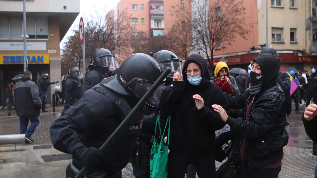 Varios agentes antidisturbios de los Mossos d'Esquadra enfrentados a los manifestantes en Salt, Girona