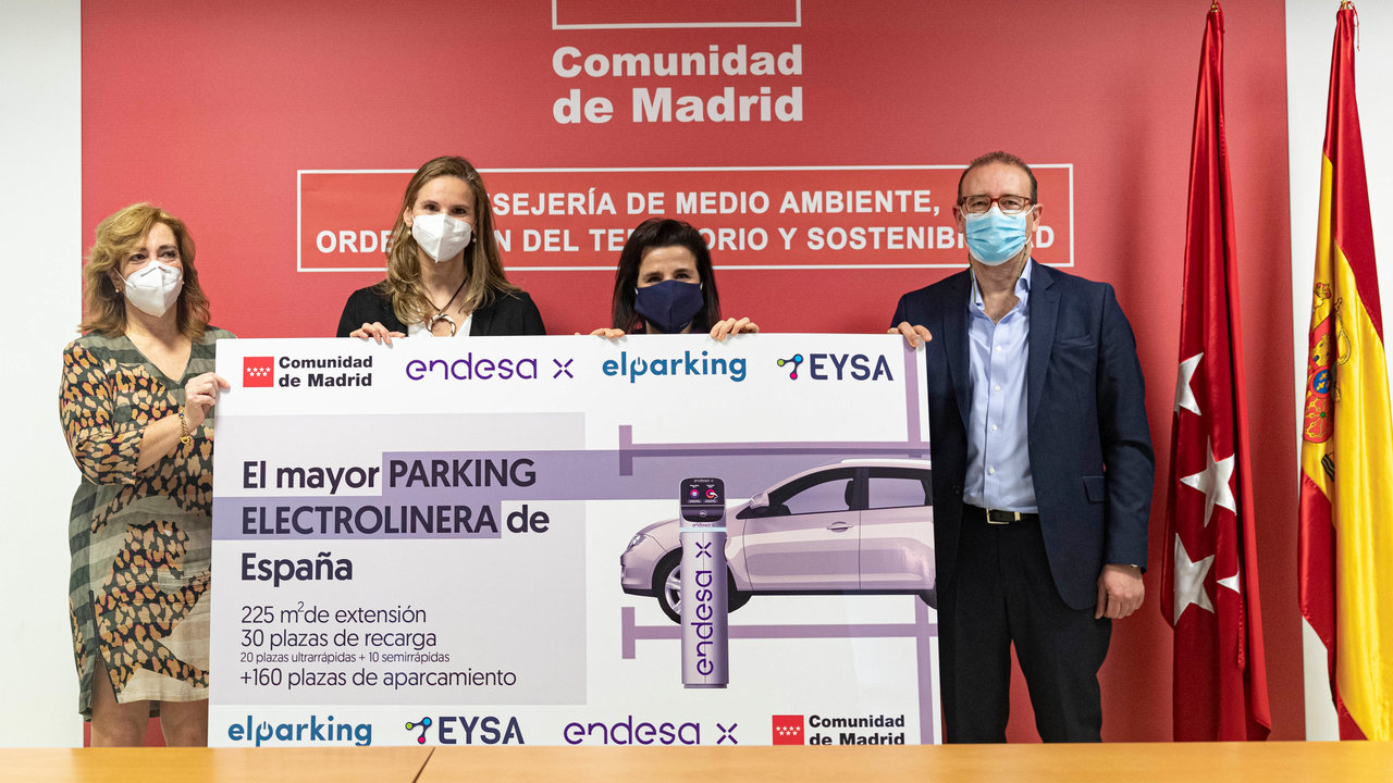 Paloma Martín presenta el mayor parking electrolinera de España.
