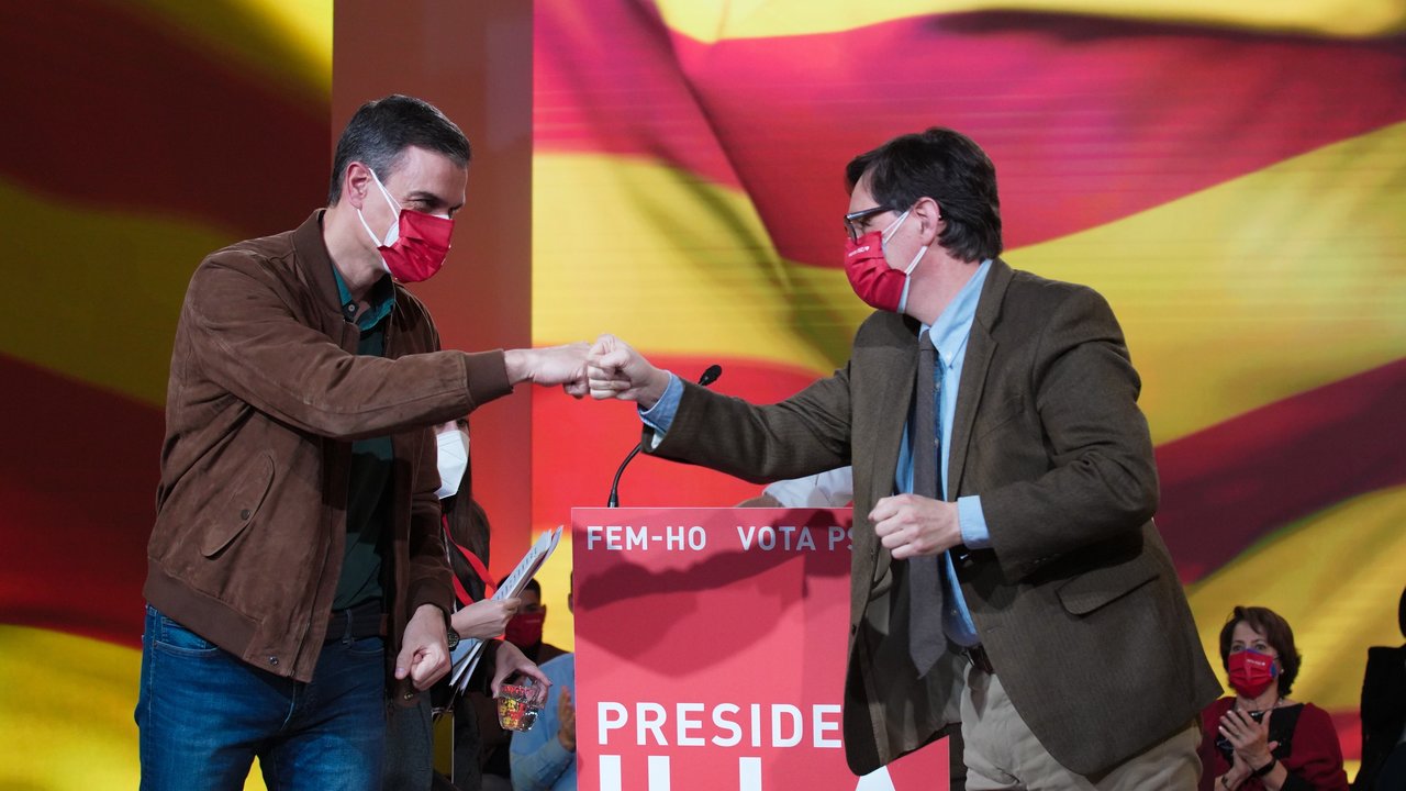 El presidente del Gobierno, Pedro Sánchez, y el candidato socialista a las elecciones catalanas, Salvador Illa, en el cierre de campaña para los comicios del 14 de febrero de 2021